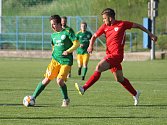 V utkání krajského přeboru porazili fotbalisté Tatarnu Bohunice (červené dresy) Olympii Ráječko 5:2.