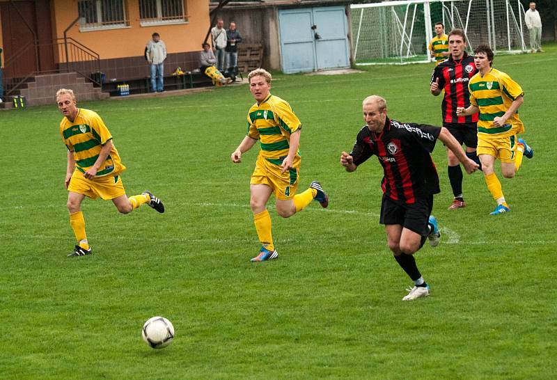 Jak hráči Ráječka, tak Mutěnic předváděli od začátku nedělního zápasu pořádně tvrdou hru. Rozhodčí to toleroval, ale v poločase mu došla trpělivost. Žlutá karta se v jeho ruce objevovala čím dál častěji, což nesli dost nelibě hlavně domácí.