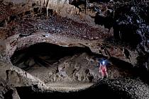 Rozlehlá chodba v Amatérské jeskyni.
