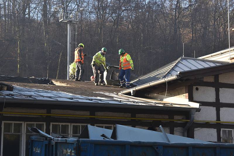 Rekonstrukce adamovského nádraží je v plném proudu. Dělníci rozebírají část nádražních budov. Včetně kdysi vyhlášené hospody Vyhybka (na snímku).