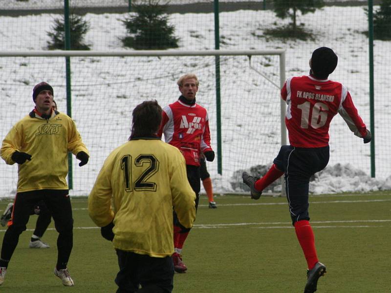 Přestože ve druhém kole nasadili Blanenští svoji juniorku, která prohrála s Protivanovem, má FK Apos zatím nejlepší bilanci. Boskovice i Svitavy ale mají zápas k dobru. Tabulku uzavírá Rájec, který zatím nevyhrál.