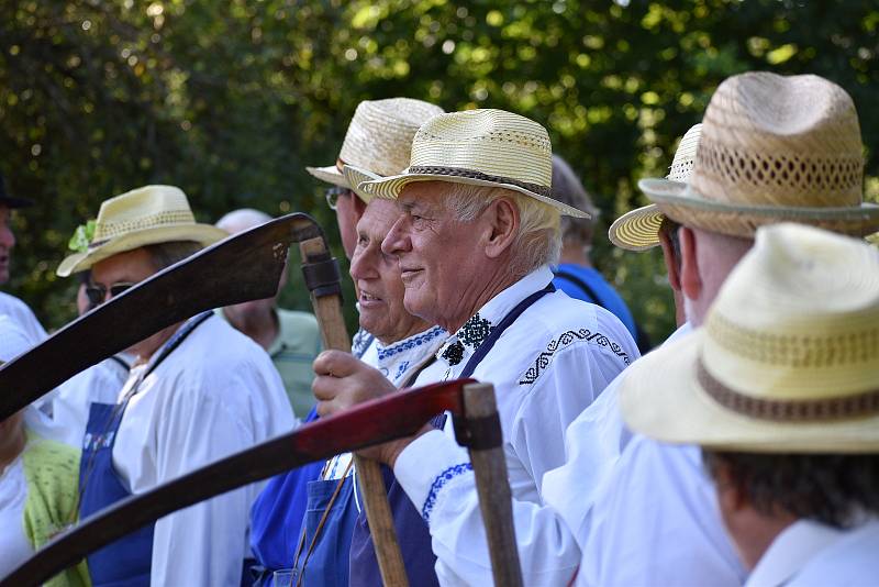 Kloboučské bratrstvo pořádalo už po dvanácté sečení otav. Soutěžilo jedenáct mužů, pět žen a dva junioři.