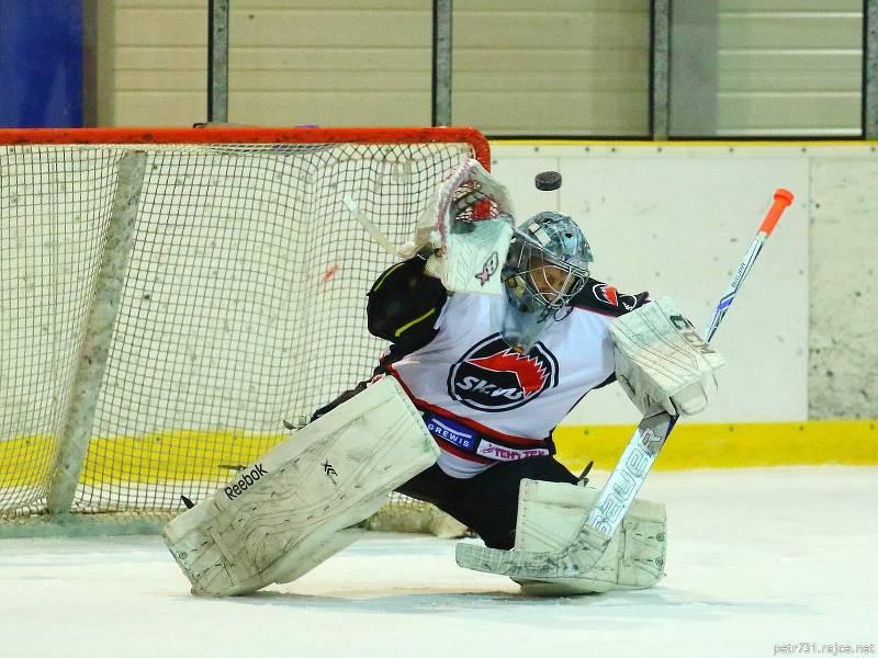 V prvním čtvrtfinálovém zápase krajské hokejové ligy porazila Minerva Boskovice (bílé dresy) Spartak Uherský Brod 4:2.