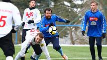 V přípravném utkání remizovali fotbalisté FC Boskovice (modré dresy) v okresním derby s FK Blansko 5:5.