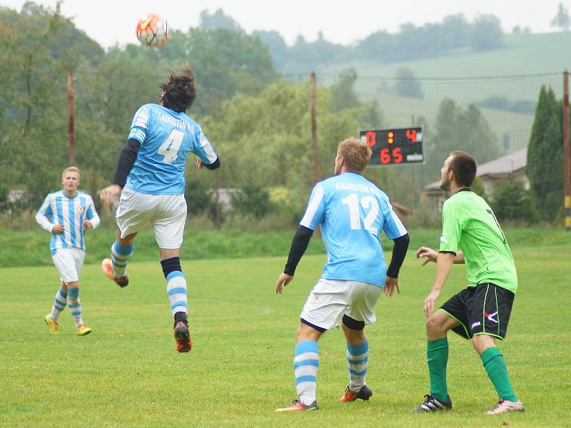 Výprask 6:0 uštědřili hráči Radostína (v modrobílém) nováčkovi z Dolní Rožínky (v zeleném) na její půdě.