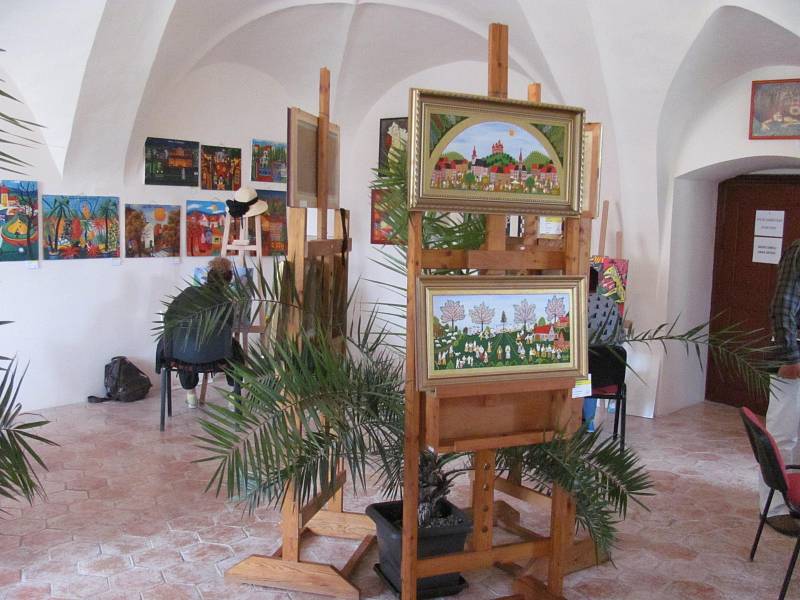 Naivní umělci z několika zemí tvoří v těchto dnech v prostorách zámku v Lysicích.