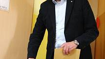 Lídr krajské kandidátky ODS a blanenský místostarosta Jiří Crha volil v pátek krátce po čtvrté hodině odpoledne v mateřské škole v blanenské místní části Těchov. 