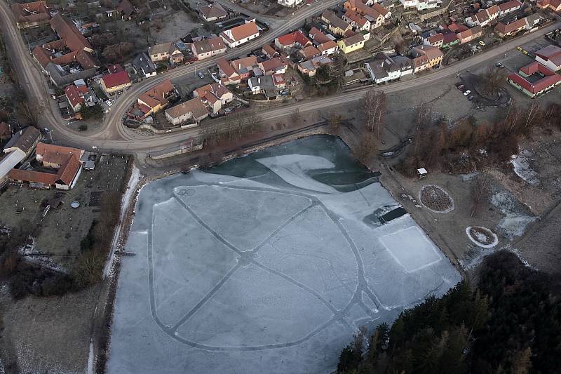 První letošní let a série nádherných fotografií. Paraglidistu Petra Buchtu z Adamova na Blanensku zlákala předpověď počasí k výletu na motorovém křídle. Do vzduchu vystartoval ve středu z kotvrdovického letiště krátce před půl osmou ráno.