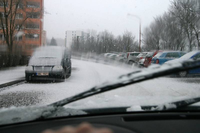 Blanensko v pondělí ráno zasypal sníh. V ulicích však dlouho nevydržel. Majitelé skiareálů zatím čekají na mráz, aby mohli začít zasněžovat.