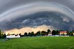 Obloha nad fotbalovým hřištěm v Lednici na Břeclavsku.
