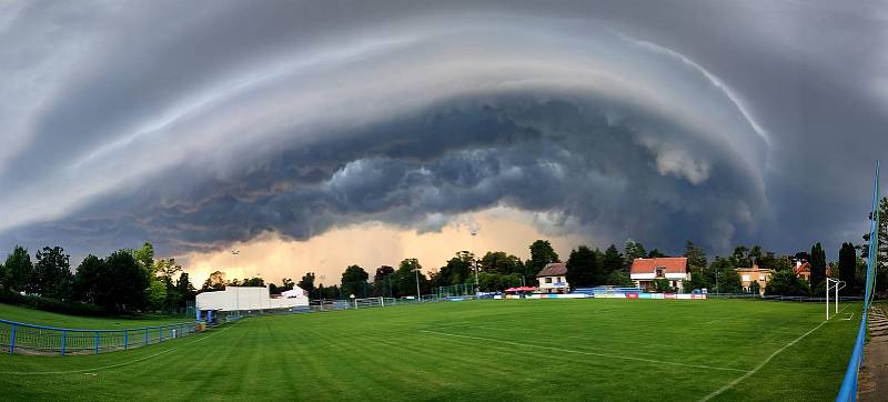 Obloha nad fotbalovým hřištěm v Lednici na Břeclavsku.