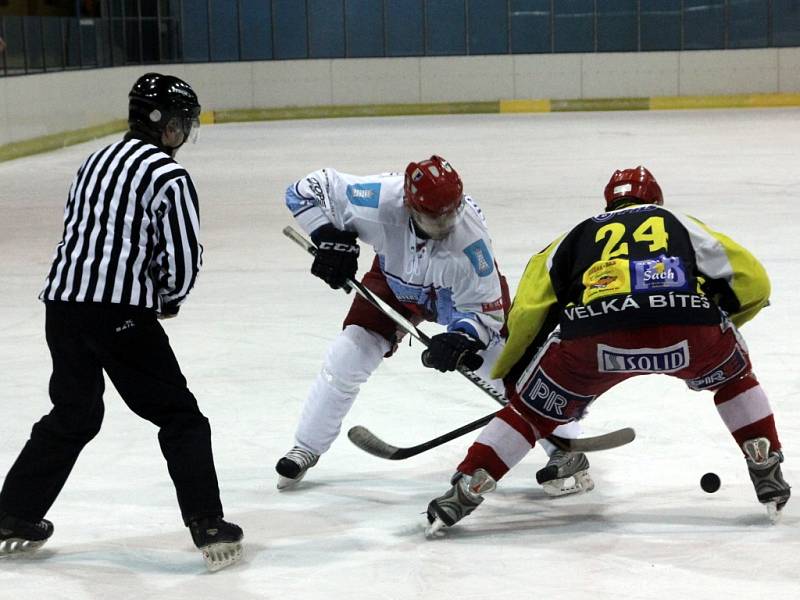 Hokejsté Blanska (v bílém) prohráli doma s Velkou Bíteší 2:4.