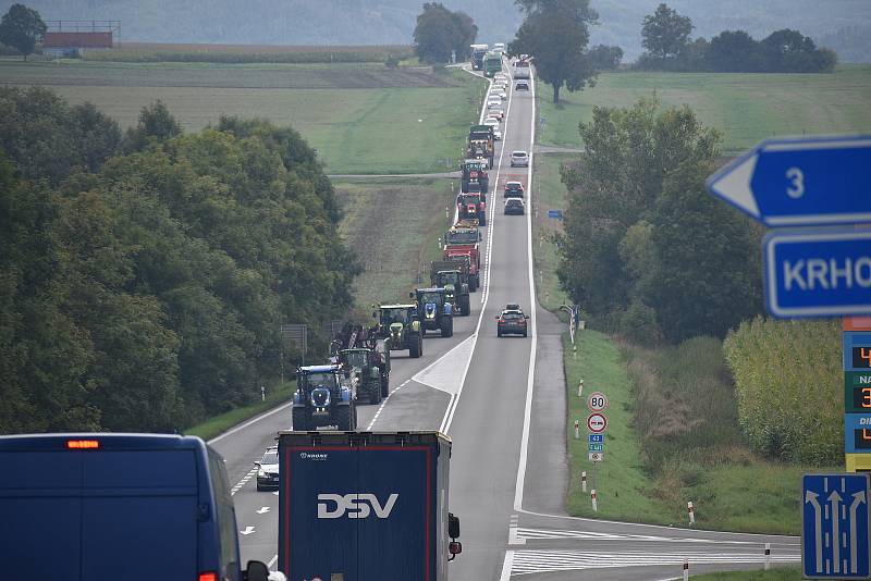 Vlajky a transparenty. Zemědělci z Blanenska protestovali pomalou jízdou v koloně na silnici I/43 také před dvěma lety.