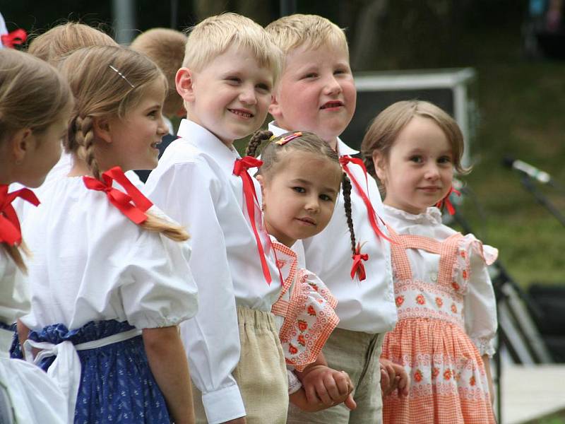 Čtrnáctý ročník Kořeneckých slavností písní a tanců.