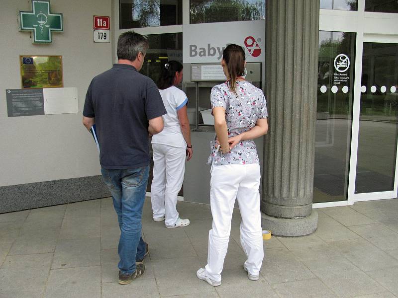 V boskovické nemocnici v pondělí namontovali babybox. Fungovat začne na konci května. Jedná se o druhý babybox na Blanensku.