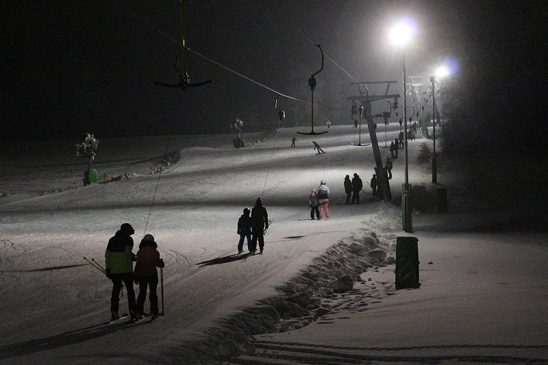 Na Blanensku už také začala lyžařská sezona. V Olešnici v pátek ve čtyři hodiny odpoledne spustili v tamním ski areálu kotvu a dětský vlek. I když na lyžování nebyly ideální podmínky a upravená je zatím jen část sjezdovky, desítkám lidí to vůbec nevadilo.