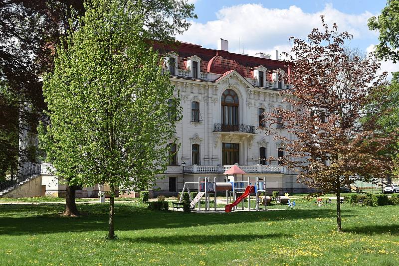 Mezi dominanty obce na Blanensku patří unikátní vily v parku.