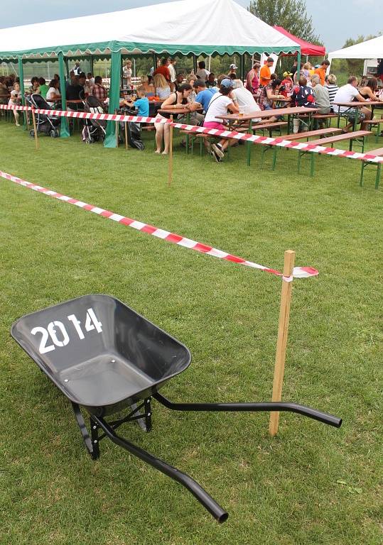 Vážanští pořádali v sobotu recesistický závod O Vážansky kolečka. S řadou nástrah a úkolů. Do závodu nastoupilo dvacet soutěžních dvojic.