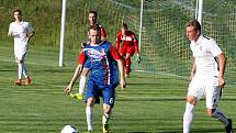 Na blanenský fotbalový  stadion přijela v sobotu Zbrojovka Brno. Domácí (v modročerveném) dostali v přátelském utkání tři branky.