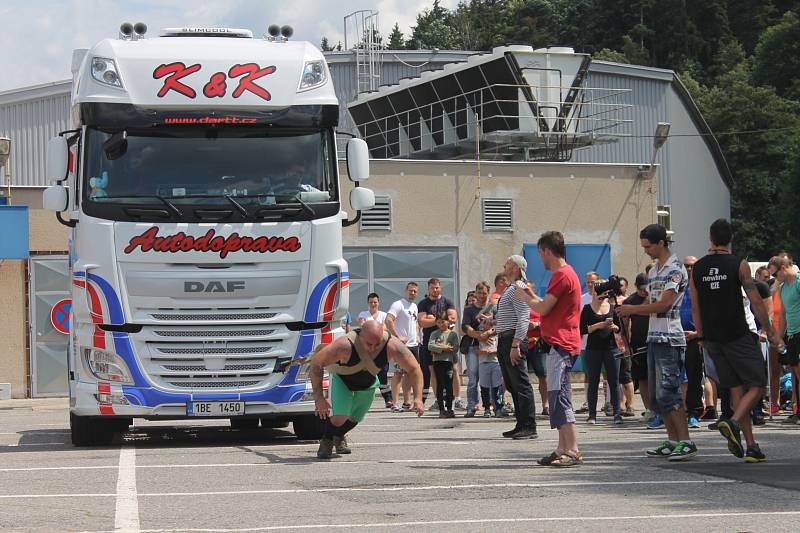 Tahání tahače, převracení obří pneumatiky, aerobik, bojové sporty. To vše a mnohem více nabídl boskovický Strongman.