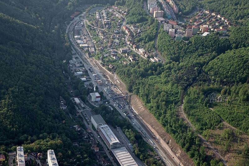 Paraglidista Petr Buchta prosvištěl nad Blanenskem s novým padákem. Poznáte kde létal? (rekonstrukce železnice v Adamově) Se souhlasem Petra Buchty