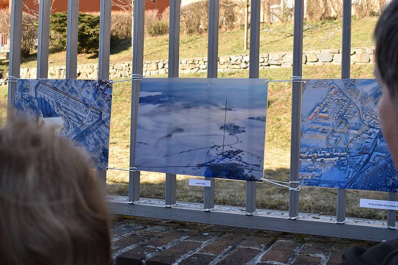 Nový hrad, blanenský zámek, Adamov v mlžném oparu. Vše vyfotografováno z ptačí perspektivy. Na parkovišti u adamovského kostela svaté Barbory v úterý odpoledne otevřeli výstavu fotografií pod širým nebem. Příchozí si prohlédnou třiatřicet snímků adamovské