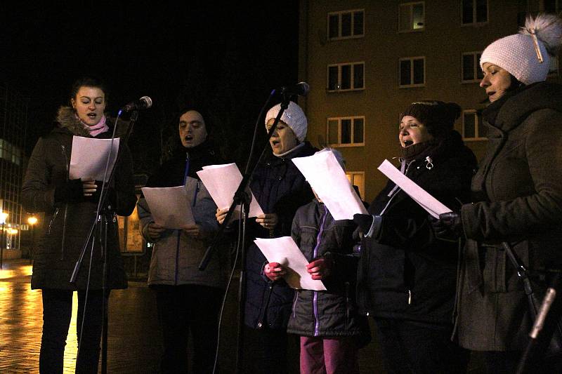 V Blansku si přišlo koledy na Rožmitálovu ulici zazpívat více než šedesát lidí. O hudební doprovod se postaral soubor BaczBand.