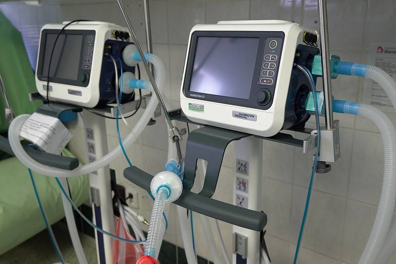 Na interní i neurologické jednotce intenzivní péče Nemocnice Blansko se na plicní ventilátory napojují pacienti, kteří nemohou sami dýchat. Nemocnice koupila celkem tří, každý za více než půl milionu korun.