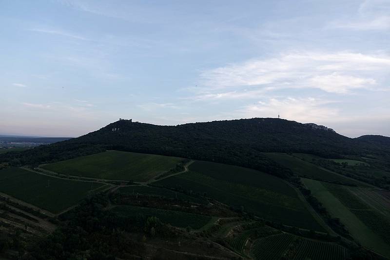 Motorový paraglidista Petr Buchta z Adamova na Blanensku tentokrát změnil letový plán. S křídlem a fotoaparátem nevystartoval nad oblíbený Moravský kras, ale kompas stočil minulý víkend více na jih. Konkrétně na Břeclavsko.