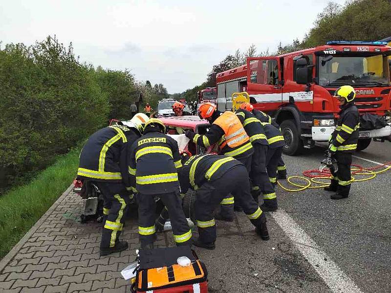 Nehoda kamionu a osobního auta na silnici I/43 o svitávecká části Sasina.