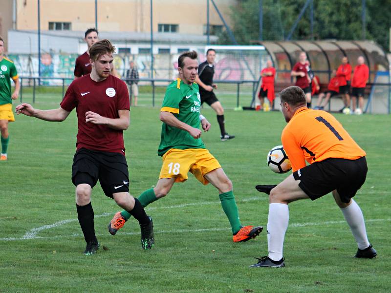 V předehrávaném utkání 14. kola krajského přeboru fotbalisté Sparty Brno (červené dresy) porazili Olympii Ráječko 3:0.