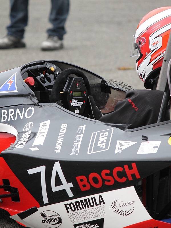 DRAGON II. Studenti VUT Brno soutěží s formulí v projektu Formule student. Už postavili dva prototypy závodních strojů. Formuli Dragon II předvedli v Jedovnicích. Letos s ní odjeli tři závody.