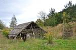 Starší pohled na zchátralý keltský skanzen Isarno. Ilustrační foto.