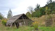 Starší pohled na zchátralý keltský skanzen Isarno. Ilustrační foto.