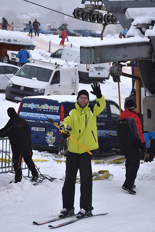Svah v Olešnici vzali v sobotu první lyžaři útokem. V Hodoníně finišují s úpravou sjezdovky.
