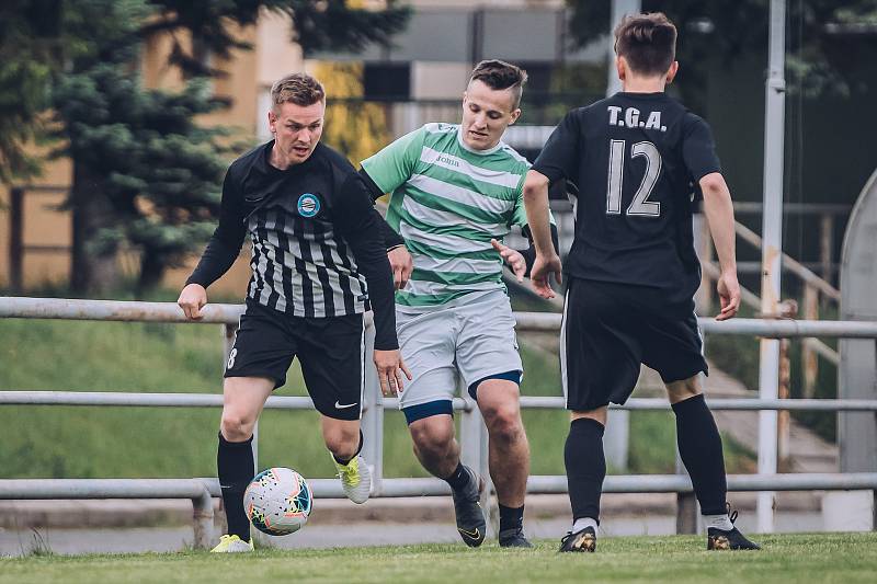 Fotbalisté Rájce-Jestřebí (zelenobílé dresy) v přípravě porazili Kunštát 6:3.