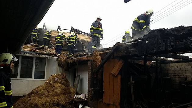 Požár rodinného domu likvidovali hasiči v pátek v Šebetově na Blanensku.