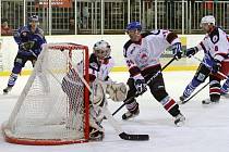 Hokejisté Minervy Boskovice (v bílém) porazili v krajské lize Velké Meziříčí drtivě 10:2.