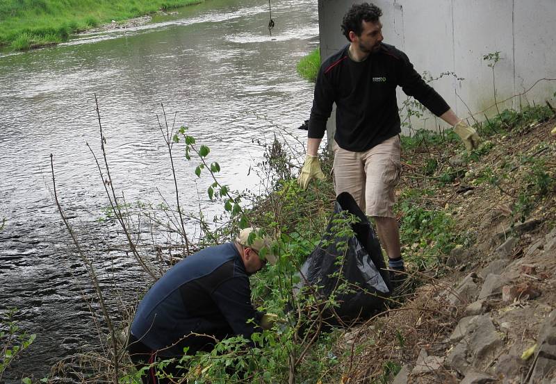 Na březích řeky Svitavy mezi Blanskem a Adamovem sbírali dobrovolníci odpadky.