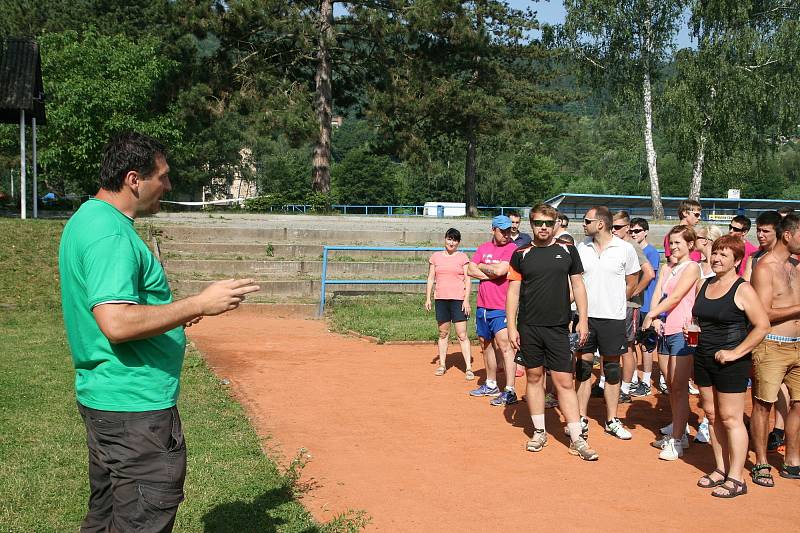 Tři antukové kurty na Sportovním ostrově Ludvíka Daňka ovládl v sobotu volejbalový turnaj O pohár předsedy ASK Blansko. Na dvaatřicátý ročník přijelo devět smíšených družstev. Vyhrály Boskovice.