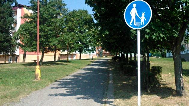 Stezka pro pěší od blanenské základní školy Salmova do ulice Dvorská.