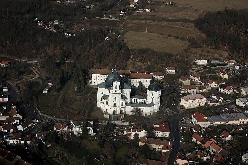 První letošní let a série nádherných fotografií. Paraglidistu Petra Buchtu z Adamova na Blanensku zlákala předpověď počasí k výletu na motorovém křídle. Do vzduchu vystartoval ve středu z kotvrdovického letiště krátce před půl osmou ráno.