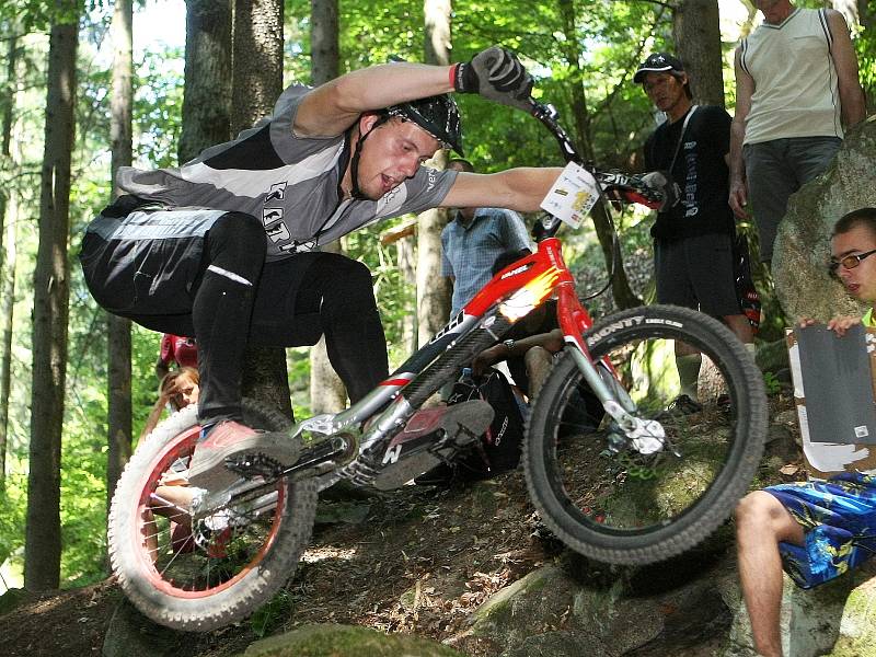 V lesích nad blanenskou přehradou Palava bojovali nejlepší biketrialisté světa.