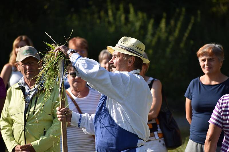 Kloboučské bratrstvo pořádalo už po dvanácté sečení otav. Soutěžilo jedenáct mužů, pět žen a dva junioři.