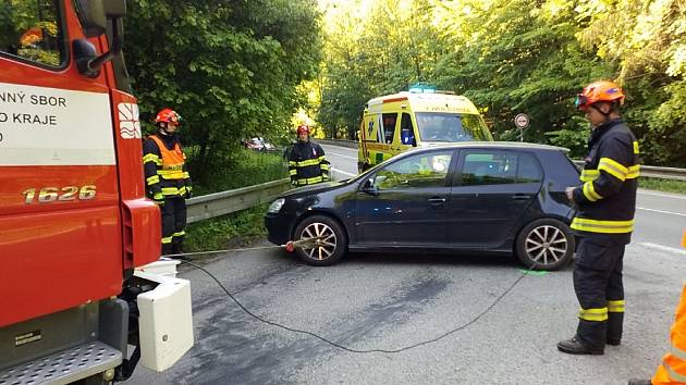 U Šebrova se srazila dvě auta. Řidič vyvázl s lehkým zraněním.