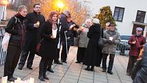 V ulicích Boskovic zářily plamínky svíček. Boskovičtí je rozsvítili, aby uctili památku Židů z Boskovicka a připomněli si tak smutné sedmdesátileté výročí jejich transportu do Terezína.