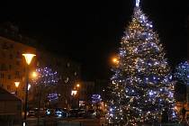 Vánoční strom na Náměstí Republiky. Ilustrační foto.