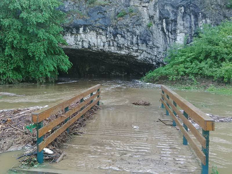 Silný sobotní déšť způsobil zaplavení vstupu do Sloupsko-šošůvských jeskyní.