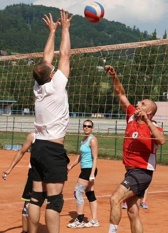 Tři antukové kurty na Sportovním ostrově Ludvíka Daňka ovládl v sobotu volejbalový turnaj O pohár předsedy ASK Blansko. Na dvaatřicátý ročník přijelo devět smíšených družstev. Vyhrály Boskovice.