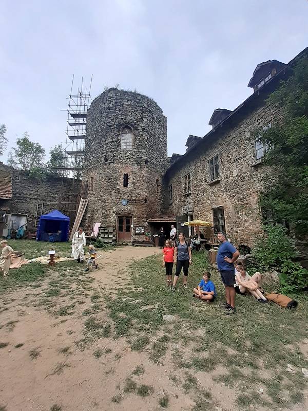 Nový hrad poblíž Adamova láká na tradiční jarmark. Nadšenci ukazují dobové zbraně.